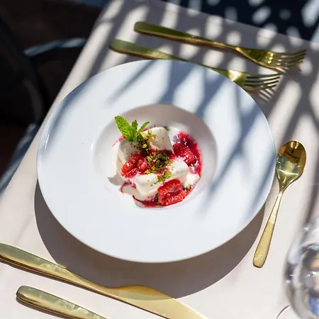 Easy By La Perla Hotel 3*